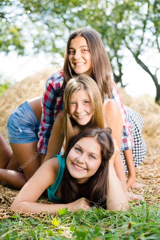 Três meninas bonitas relaxando ao ar livre fotos, imagens de © rosipro  #54167819
